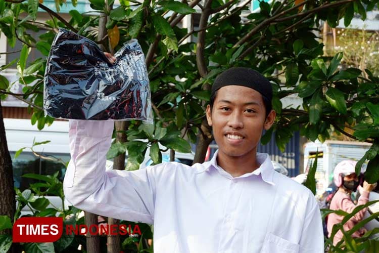 Ikut Puncak Peringatan Hari Santri 2023, Naufal Dapat Kaus dari Presiden Jokowi