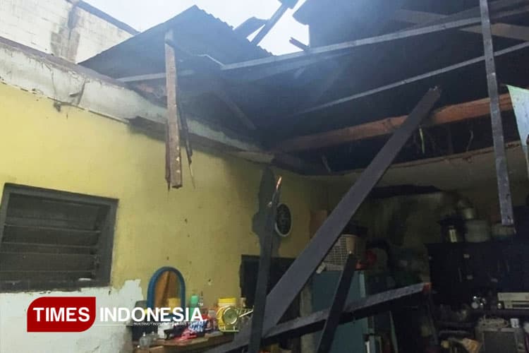 Rumah Warga Sidoarjo Ambruk Akibat Diterjang Angin Kencang