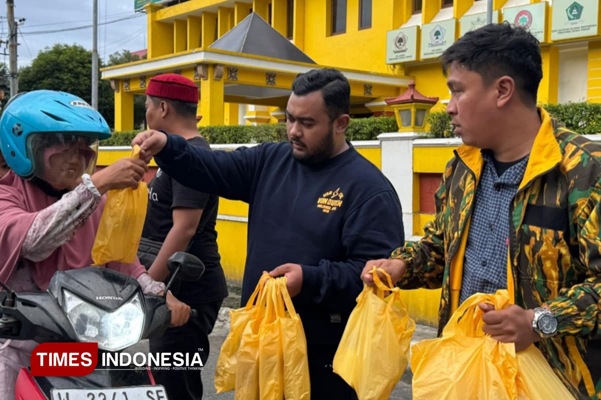 AMPG Jatim Bagi Takjil Gratis Ke Pengendara Di Surabaya