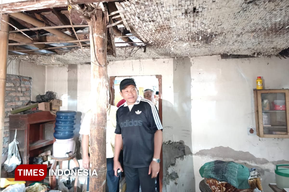 Empat Rumah Nyaris Ambruk di Balongbendo, Bupati Sidoarjo Subandi Janjikan Perbaikan