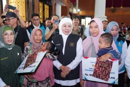 Gubernur Khofifah Salurkan Bansos Rp13,7 Miliar di Pamekasan, Fokus Pengentasan Kemiskinan