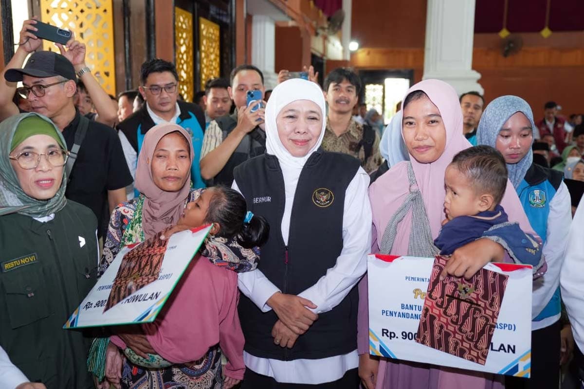 Gubernur Khofifah Salurkan Bansos Rp13,76 Miliar untuk Masyarakat Pamekasan