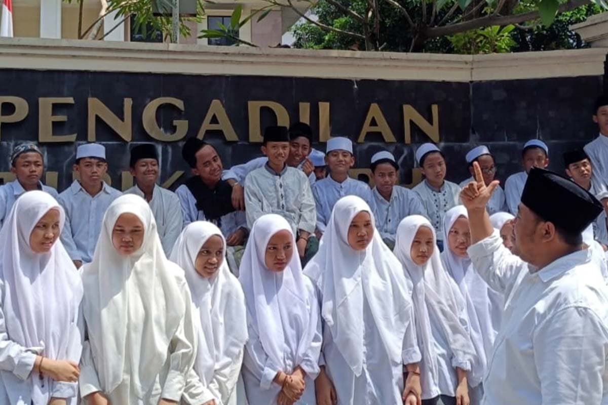 Kawal Sidang Hibah Jatim, Puluhan Santri Beri Dukungan Moral untuk Khofifah lewat Doa
